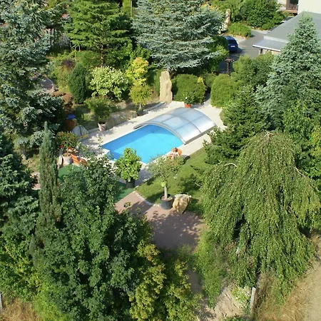 Modern With Shared Swimming Pool In Holiday home